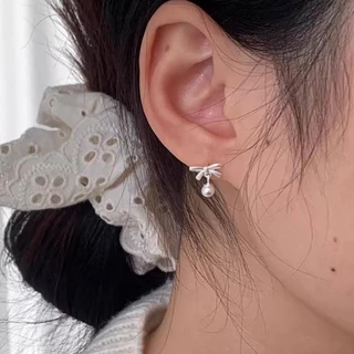 Jinjoo ต่างหูโบว์ รุ่น Dainty Bow Pearls ดีไซน์น่ารักสดใส ลุคคุณหนู (แป้นทับเงินแท้925+จุกยาง) รหัส A45