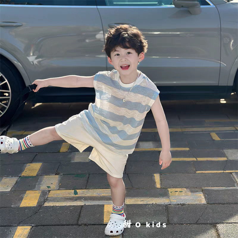 สูทเด็กชายสีฟ้าสดใส สำหรับฤดูร้อน ชุดสองชิ้นประกอบด้วยกางเกงลายทาง น้ำหนักเบาใส่สบาย