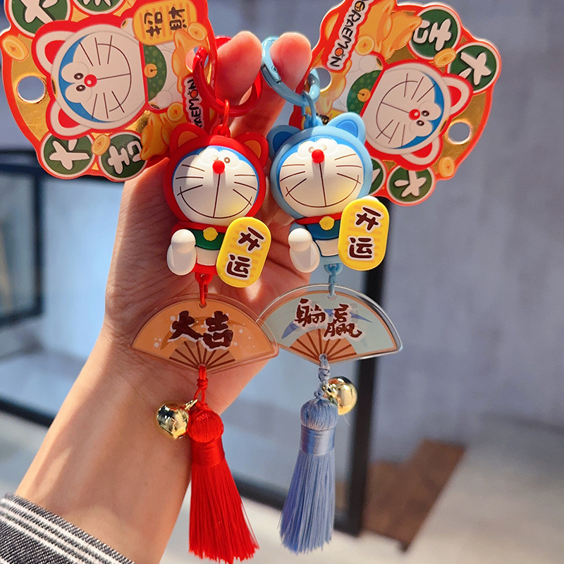 ของแท้โดราเอมอนดีสีส้มพู่พวงกุญแจ/2025 ตรุษจีน พุ่มไม้ โดราเอมอนกระเป๋าจี้