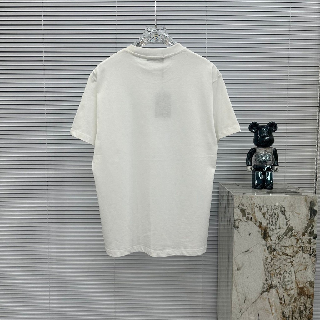 บาเลนเซียก้า'ก เสื้อยืดแขนสั้นพิมพ์ลายตัวอักษรหมวกเบสบอลสําหรับทั้งชายและหญิงหลวมและหลากหลายปีใหม่ด้านบนสําหรับคู่รัก