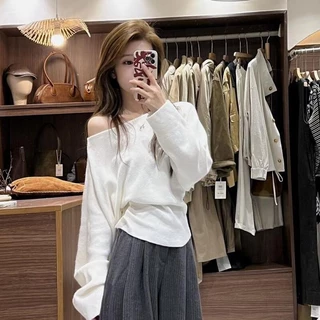 KOKO❤️เสื้อสเวตเตอร์แขนยาวไหล่เดียวสีแดงปีใหม่สำหรับผู้หญิง ปิดไหล่ กระชับเอว แขนค้างคาวหลวมๆ#V114