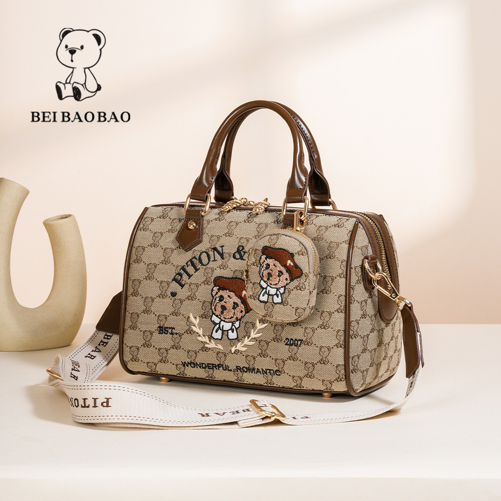 [Bei Baobao] กระเป๋าเป้ขนาดเล็กแบบพกพาปักลาย-ผ้าใบ jacquard ปักการ์ตูนหมีบอสตันหญิงกระเป๋าหมอนแบบพกพา
