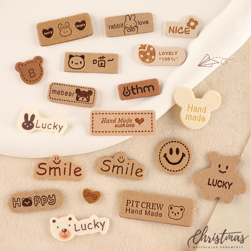 ป้ายสินค้าที่พิมพ์ลาย อุปกรณ์เสื้อผ้า แพทช์ DIY สำหรับรองเท้า หมวก กระเป๋า และอุปกรณ์ พร้อมตัวอักษรภาษาอังกฤษ ป้ายหนัง ป้ายผ้า สติ๊กเกอร์ผ้า