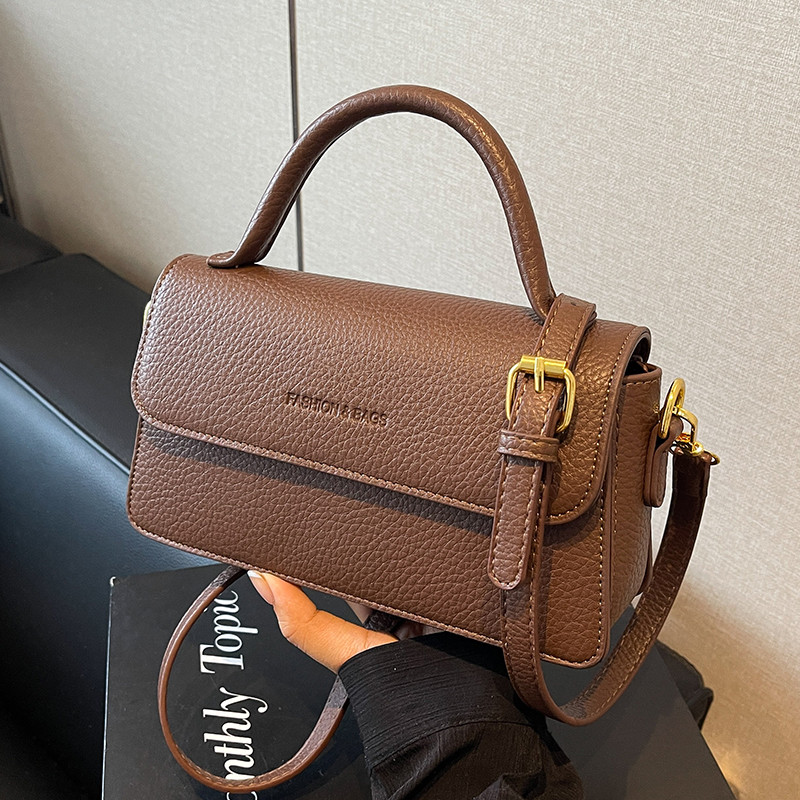 Melade กระเป๋าผู้หญิง 2025 สไตล์ใหม่อินเทรนด์ Retro Outing กระเป๋าถือแฟชั่นยอดนิยม One-Shoulder Messenger กระเป๋าสี่เหลี่ยมเล็ก