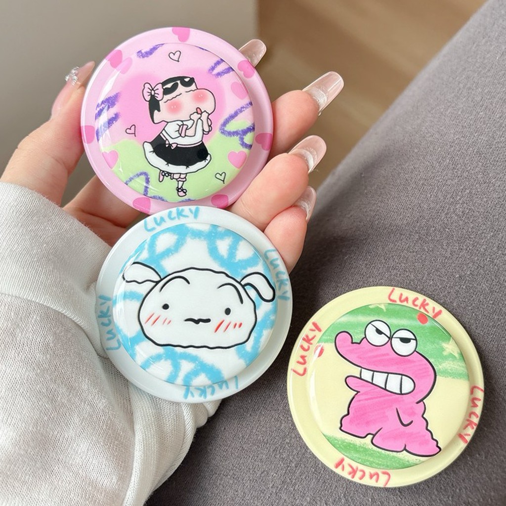 Magnetic Attraction ทรงกลม Crayon Shin-chan ครอบครัวการ์ตูนรูปแบบผู้ถือโทรศัพท์ Kickstand สําหรับ Naked โทรศัพท์มือถือ Magsafe กรณีแท็บเล็ตโทรศัพท์มือถือ Anti-drop PC Bracket