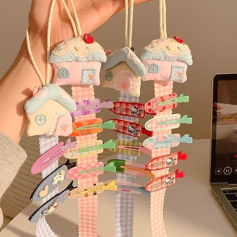 ที่หนีบผมบ้านเล็กน่ารัก สําหรับใส่ศีรษะเด็ก ชั้นวางเครื่องประดับ ห้องน้ํา แขวนติดผนัง แถบยาว จัดระเบียบสายรัด