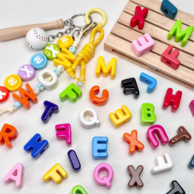 ตัวอักษรลูกปัดอะคริลิกสีสดใสสำหรับเครื่องประดับ DIY พร้อมพวงกุญแจ