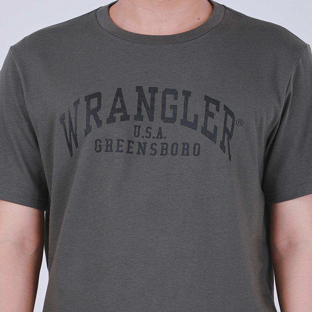 🏄🏼‍️️ ‍️️HOT WRANGLER เสื้อยืดแขนสั้นผู้ชาย คอลเลคชั่น Everyday with Wrangler ทรง Regular สีเขียวมะก