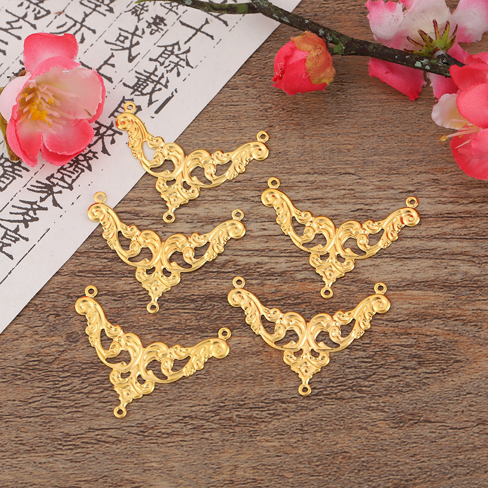 50 ชิ้น ดอกไม้สามเหลี่ยมโลหะกลวง DIY อุปกรณ์เครื่องประดับมงกุฎขายส่ง