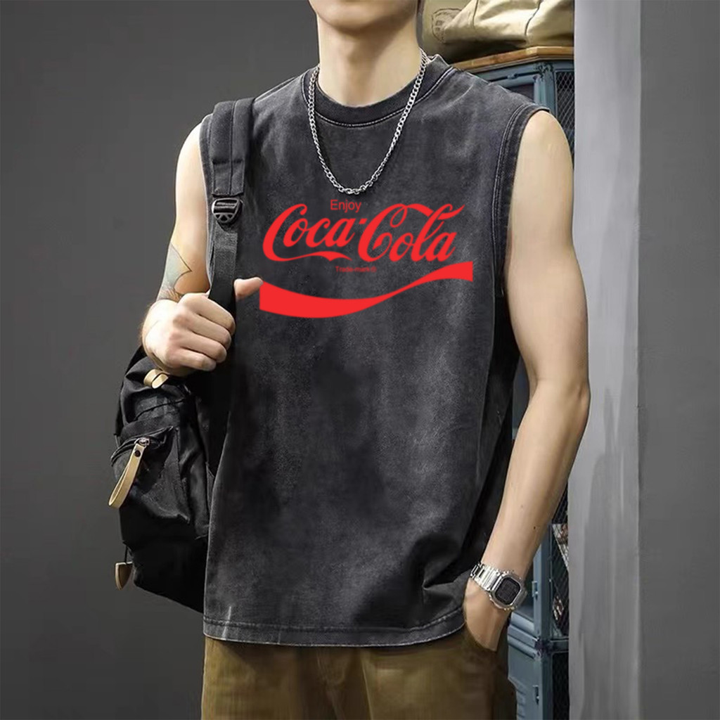Y-T🥤 เสื้อกั๊กโอเวอร์ไซส์ชาย แขนกุด ผ้าฝ้าย 100% ลาย "COCA COLA" ผ้าเนื้อนุ่ม OVERSIZE เท่ สไตล์สตรีท
