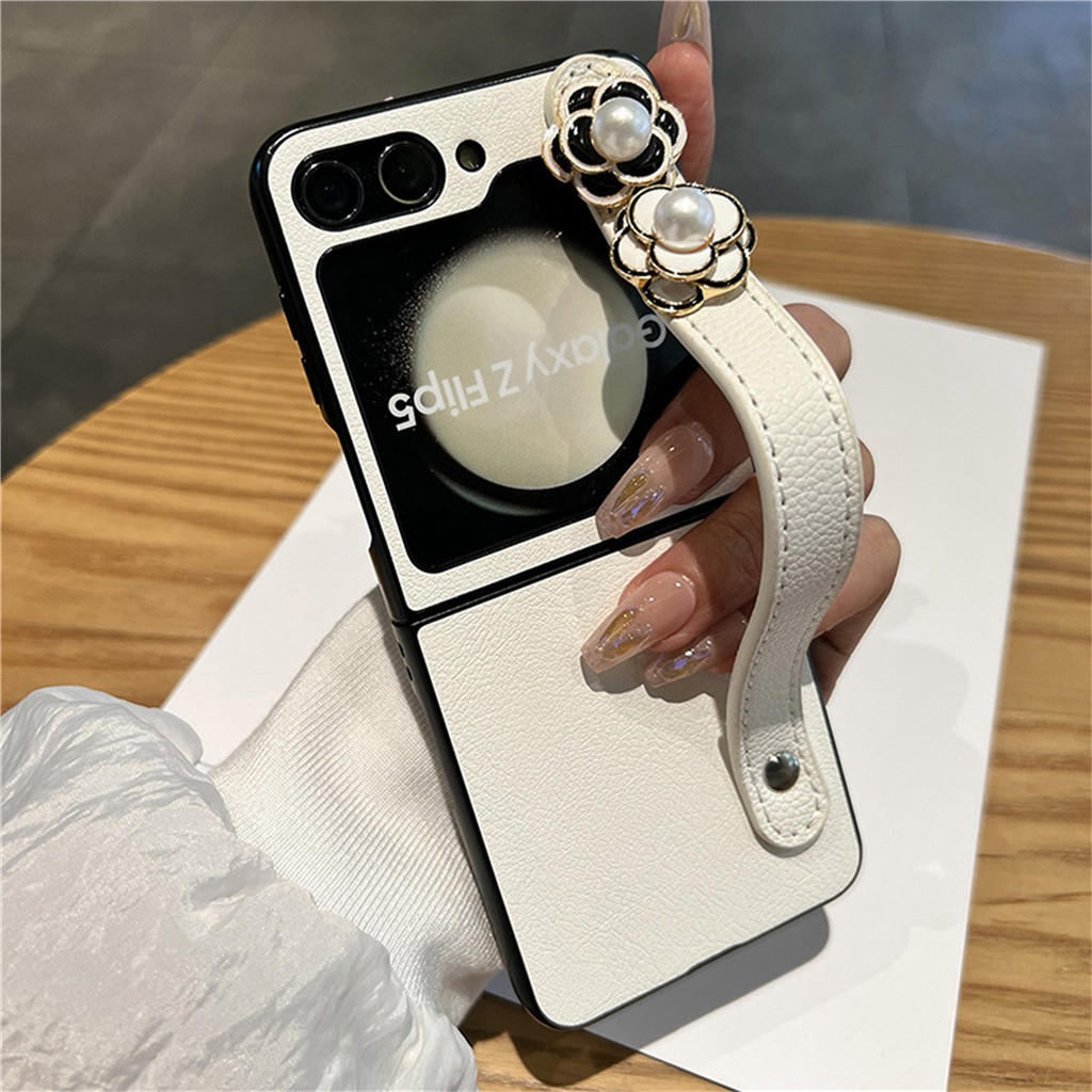 หรูหราเกาหลี 3D Pearl Camellia สายคล้องมือสําหรับ Samsung Galaxy Z Flip 5 Flip6 Zflip 6 Z Flip5 Flip5 Zflip5 ฝาครอบพร้อม Holdermanha