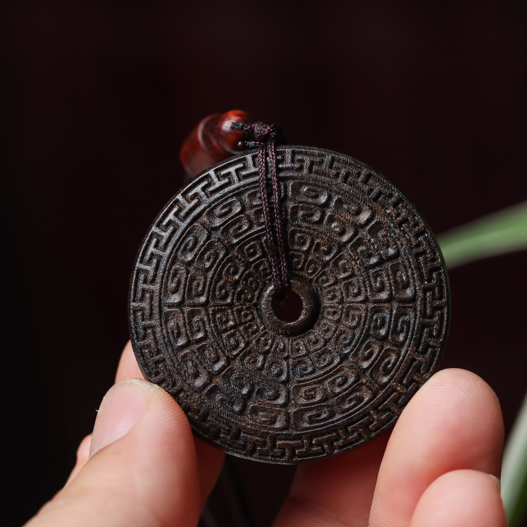 สร้อยคอจี้ไม้กฤษณาแกะสลัก รูปแบบคู่รัก หัวเข็มขัดสันติภาพ เครื่องประดับแขวนรถยนต์ แบบพกพา สำหรับทุกเ