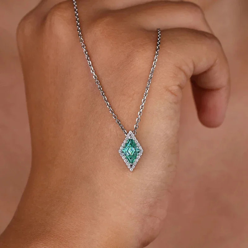 สีเขียว Rhombus รูปร่าง Cubic Zirconia 925 สร้อยคอจี้เงินแท้สําหรับผู้หญิง Brilliant อินเทรนด์สร้างสรรค์สร้อยคอที่ไม่ซ้ํากันเครื่องประดับงานแต่งงาน