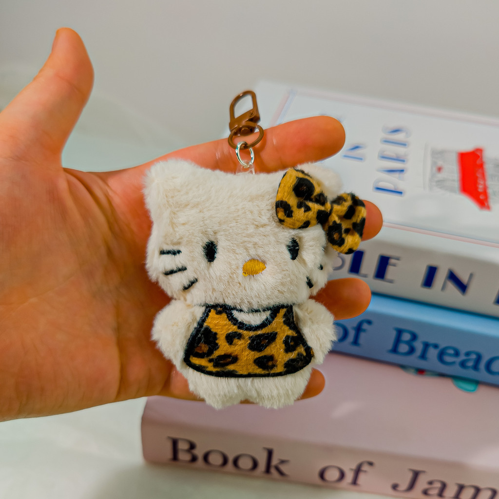 จี้แมวลายเสือดาว J97 ตุ๊กตาน่ารัก KT ตกแต่งกระเป๋าหัวใจ สไตล์มิว สำหรับนักเรียนสาว ห้อยกุญแจหัวใจ - รูปที่ 2