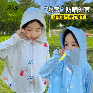 ชุดป้องกันแสงแดดสำหรับเด็กในสต็อก เสื้อคลุมป้องกัน UV ผ้าไหมบางฤดูร้อนที่ระบายอากาศได้สำหรับเด็กชายและเด็กหญิง เสื้อแจ็คเก็ตป้องกันแสงแดดสำหรับกลางแจ้ง ชุดแสงแดดนักเรียนในสต็อก