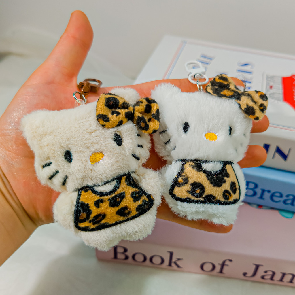 จี้แมวลายเสือดาว J97 ตุ๊กตาน่ารัก KT ตกแต่งกระเป๋าหัวใจ สไตล์มิว สำหรับนักเรียนสาว ห้อยกุญแจหัวใจ