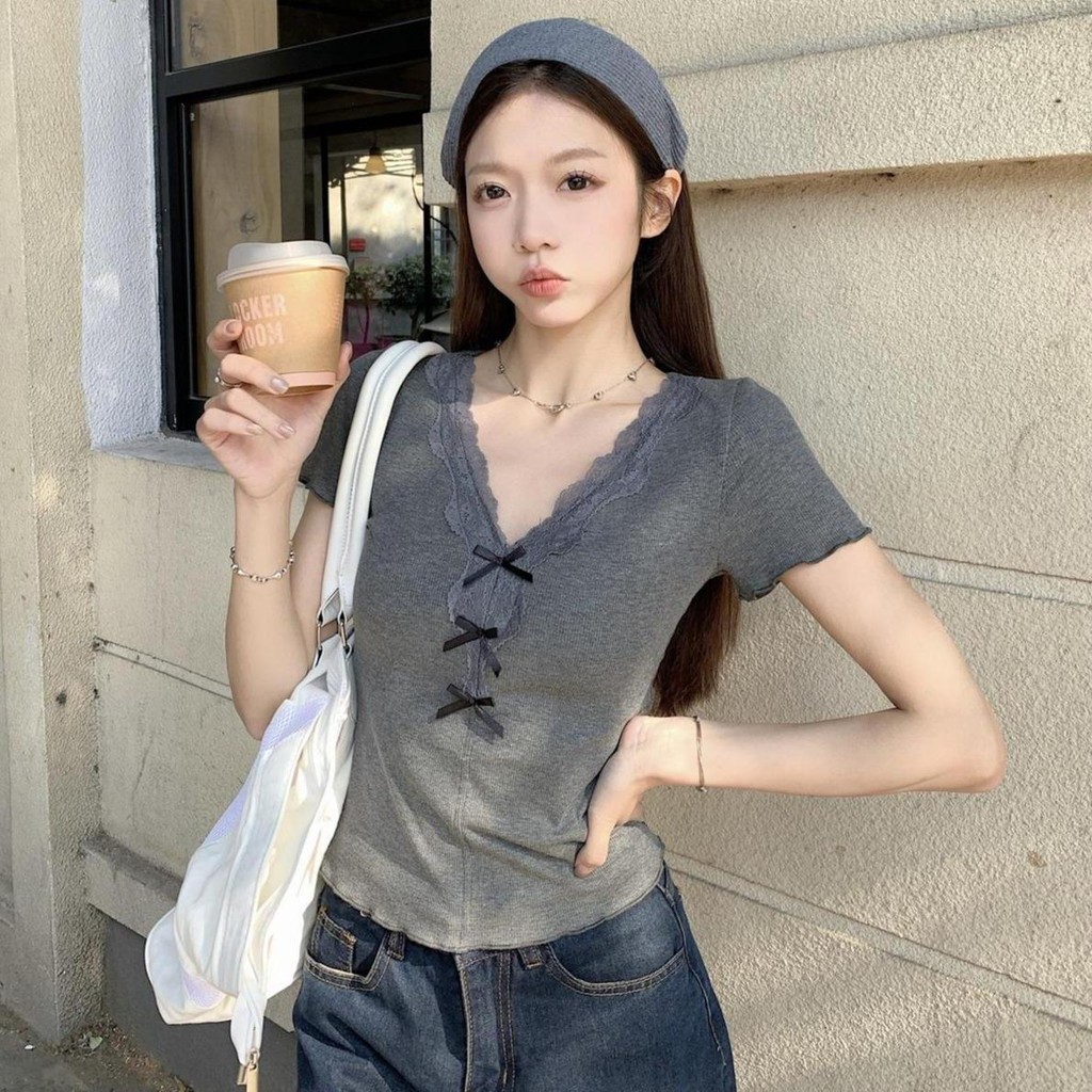 cherryshop พร้อมส่ง เสื้อยืดคอวีแขนสั้นผู้หญิงสไตล์เกาหลีสุดหวาน สีพื้น การตกแต่งด้วยโบว์ลูกไม้ ผ้ายืดรูปทรงสวย - รูปที่ 5