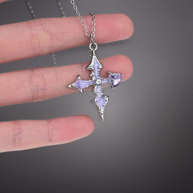 สร้อยคอหัวใจสีม่วงสไตล์เข้ม สร้อยคอข้ามที่เปล่งประกาย แฟชั่นประณีต มูลค่าสูง สายโซ่คลาวิคเคิลที่หลากหลาย