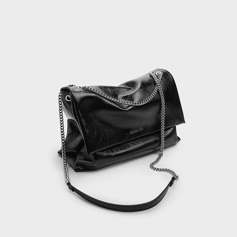 Charles & Keith กระเป๋าสะพายไหล่สายโซ่ความจุขนาดใหญ่รุ่นใหม่กระเป๋า CK2-20271514ใต้วงแขน