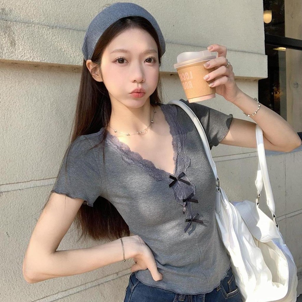 cherryshop พร้อมส่ง เสื้อยืดคอวีแขนสั้นผู้หญิงสไตล์เกาหลีสุดหวาน สีพื้น การตกแต่งด้วยโบว์ลูกไม้ ผ้ายืดรูปทรงสวย - รูปที่ 2