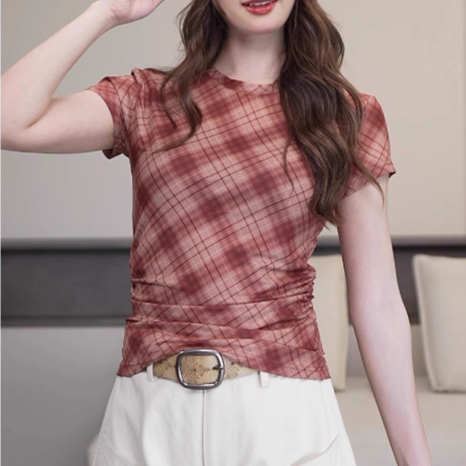 2025 สไตล์ใหม่ สต็อกจัดส่งรวดเร็ว ฤดูร้อนท็อปส์ผู้หญิง ลายสก๊อตแขนสั้น เอวกระชับ เสื้อยืดทรงบางพอดีตัว - รูปที่ 2