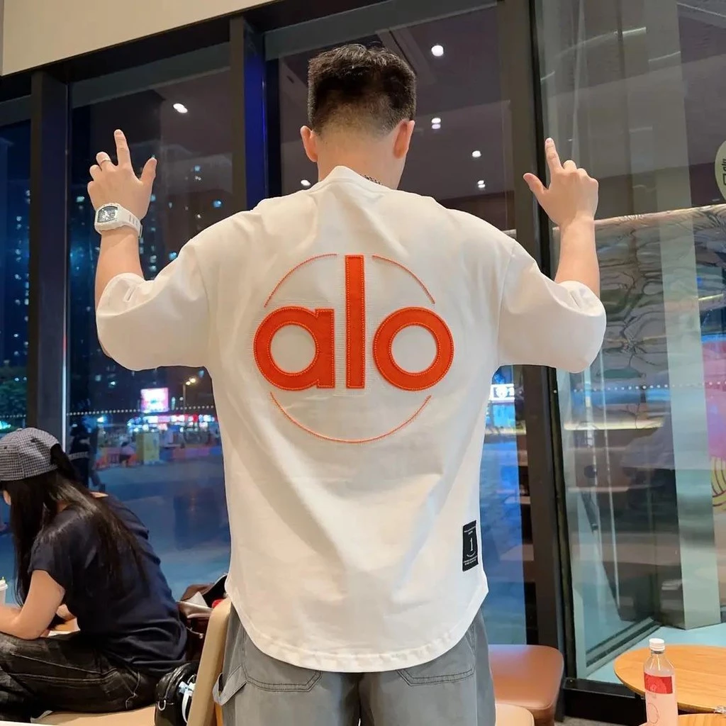เสื้อยืดตัวอักษร alo 2025 ฤดูร้อนแขนสั้นแนวโน้มอเมริกัน All-Match Heavy Industry พิมพ์ผู้ชาย