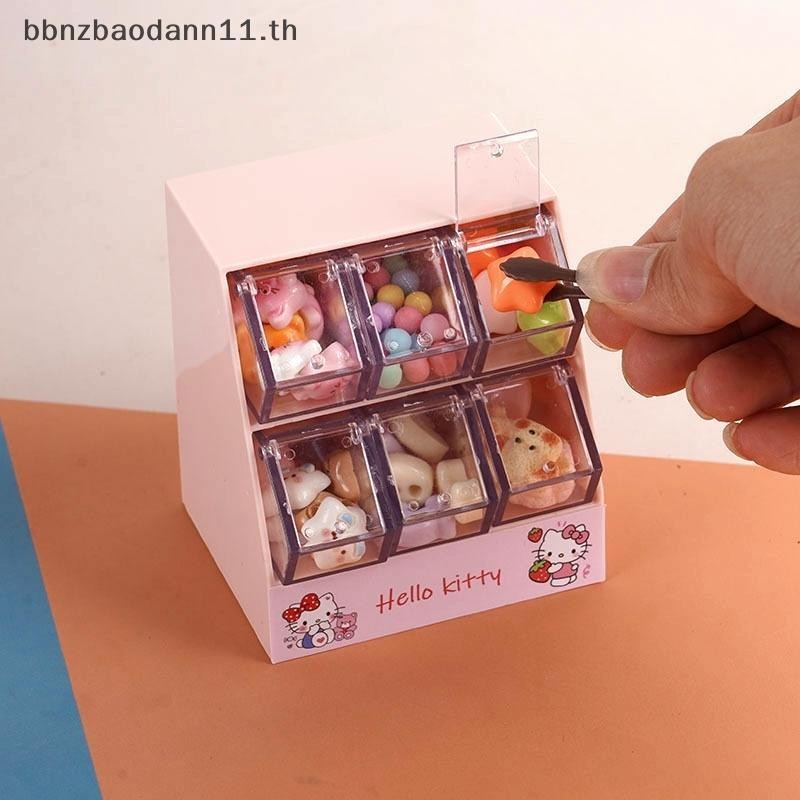 [BN] 1:12 Dollhouse Miniature Snack Storage Rack Hello Kitty ลิ้นชักเฟอร์นิเจอร์รุ่น Decor ของเล่นตุ๊กตาเครื่องใช้ในบ้าน MT