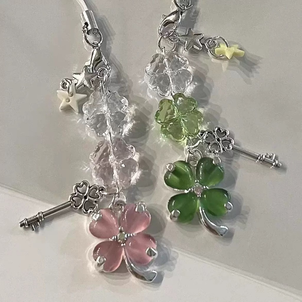 Delicate สีเขียวสีชมพูคริสตัล Four-Leaf Clover พวงกุญแจโทรศัพท์ Charms จี้น่ารัก Key Chain เครื่องประดับโทรศัพท์กระเป๋านักเรียนอุปกรณ์เสริม