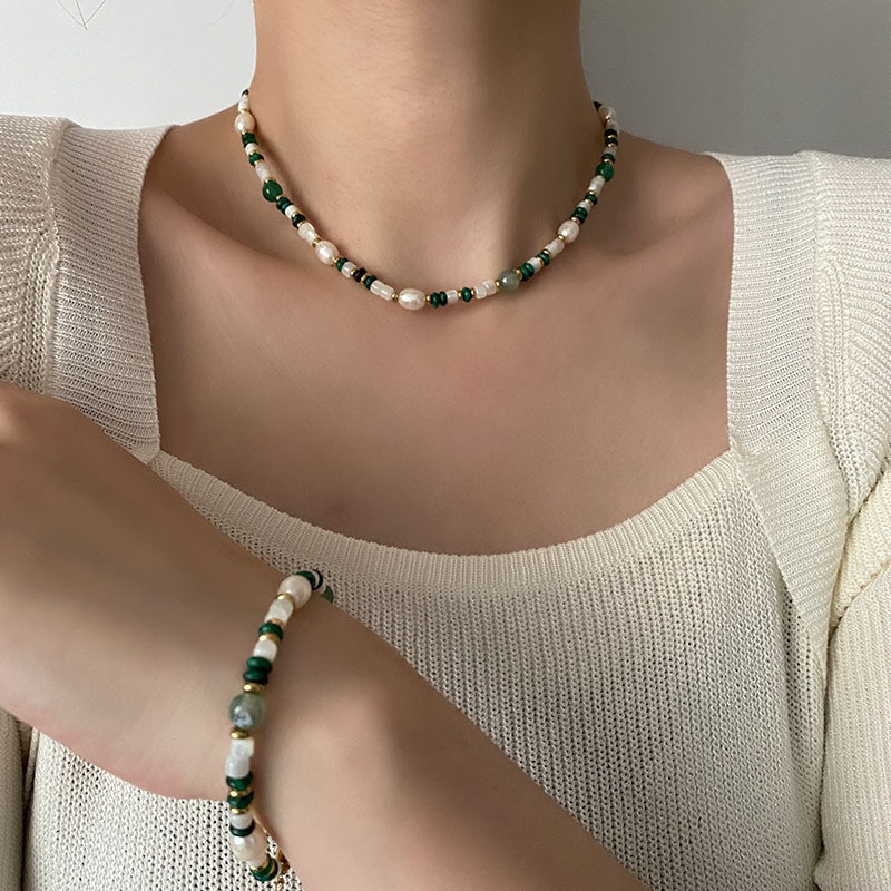 DÉ TUA ห่วงโซ่กระดูกไหปลาร้าลูกปัดสีสันสดใสหินธรรมชาติสร้อยคอมุกน้ําจืด 2025 สร้อยคอสุภาพสตรีสีเขียวสไตล์ใหม่
