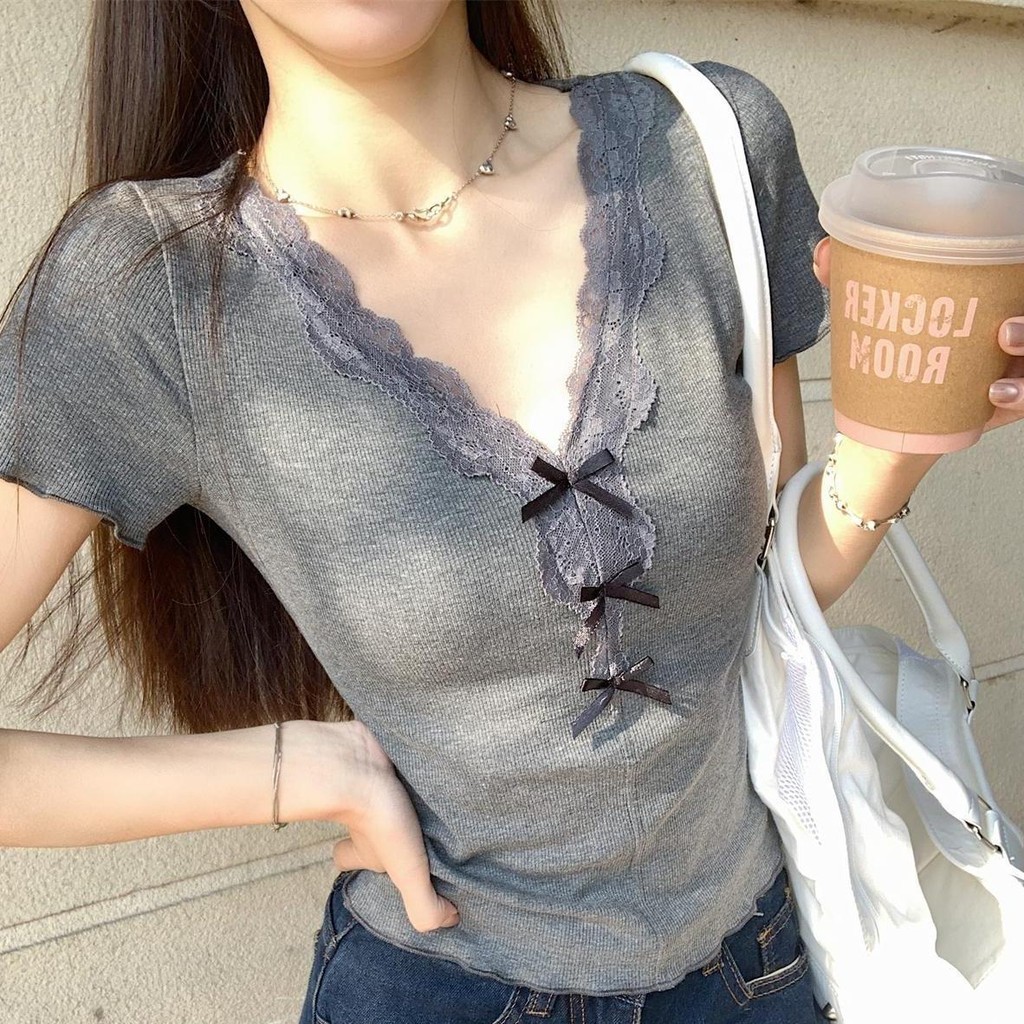 cherryshop พร้อมส่ง เสื้อยืดคอวีแขนสั้นผู้หญิงสไตล์เกาหลีสุดหวาน สีพื้น การตกแต่งด้วยโบว์ลูกไม้ ผ้ายืดรูปทรงสวย - รูปที่ 3