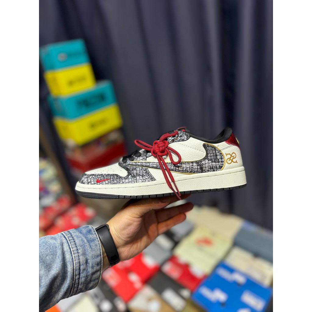 Travis Scott x a/j 1 Low Low Low Low-Cut สีดําสีขาวสีแดงงูพิมพ์ Barb Joint CH6336-023