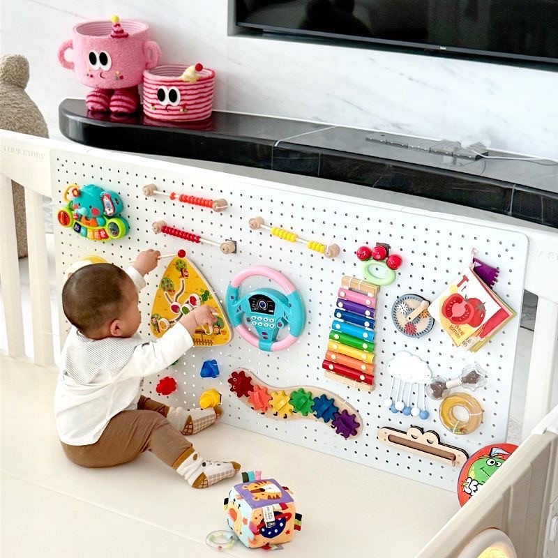 ของเล่นไม้ DIY Montessori Pegboard Busy Board พร้อมตัวล็อคสำหรับเด็กอายุ 1 ปี การฝึกทักษะชีวิต