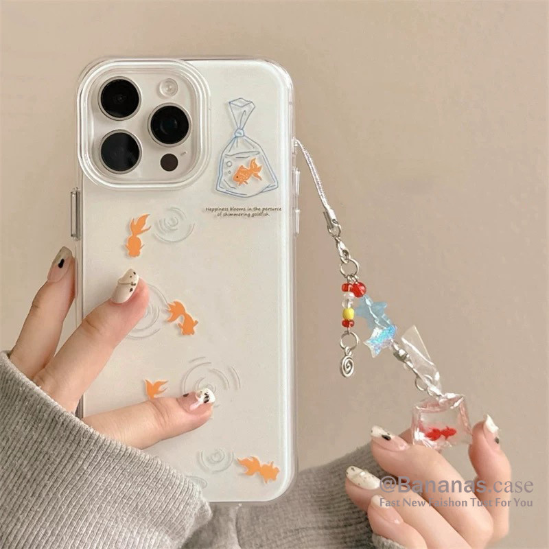 ใช้งานร่วมกับ iPhone 16 15 14 13 12 11 Pro Max X Xr Xs Max 7 8 Plus SE2020 เคสโทรศัพท์การ์ตูน Koi Goldfish + Lanyard Soft ฝาหลัง