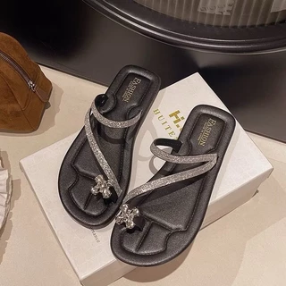 รองเท้าแตะหูหนีบ ทรงสวย ใส่แล้วเท้าเรียวยาว