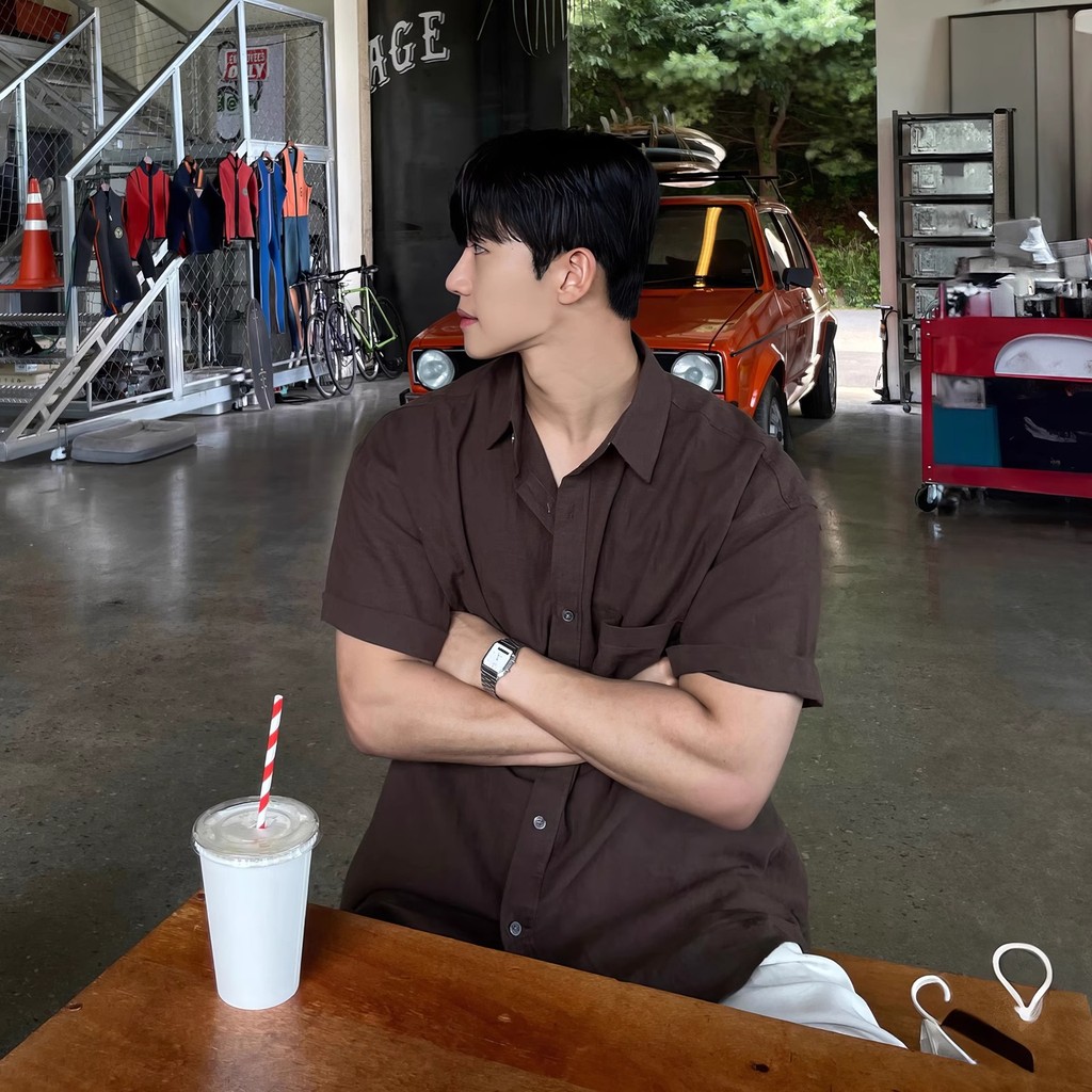 เสื้อเชิ้ตสีทึบดีไซน์นิชสุดหล่อสไตล์เรโทรหลวมสไตล์ฮ่องกง
