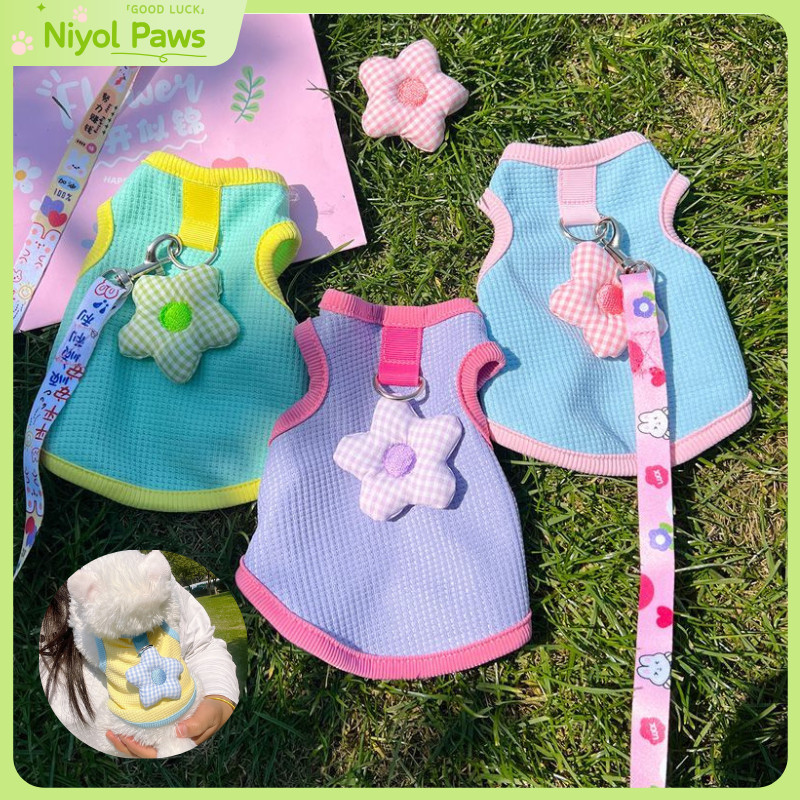 เสื้อผ้าสัตว์เลี้ยงฤดูร้อนพร้อมสายจูงดอกไม้ออกแบบ 3 มิติสีโดปามีนสําหรับแมวสุนัขกระต่ายสัตว์เลี้ยงขนาดเล็ก
