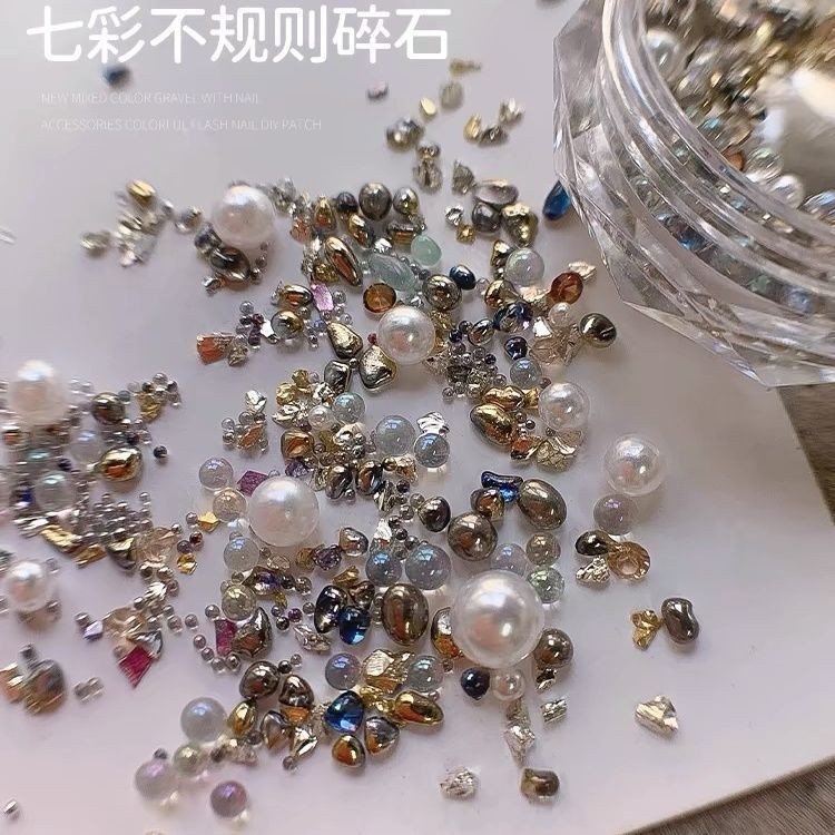 เล็บญี่ปุ่นที่มีสีสันไม่สม่ําเสมอ Mix Matchกรวดรูปพิเศษผสมเพิร์ลเชลล์ Retro Baroque สไตล์ตกแต่งเล็บ