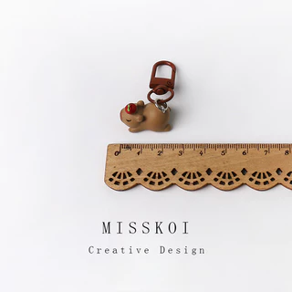MISSKOI การ์ตูนชุดสีกาแฟ Kapibara พวงกุญแจ Creative Sweet กระเป๋าเป้สะพายหลังจี้