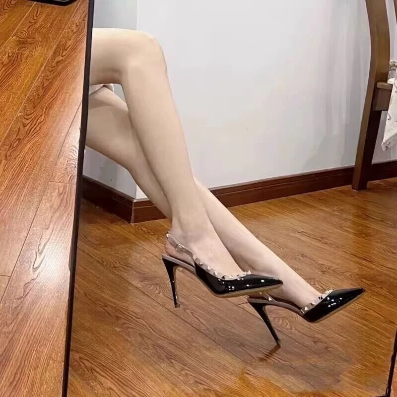 🌈🌈Rivet Sandals ผู้หญิง 2025 ฤดูร้อนใหม่ปลายแหลมส้นเรียวรองเท้าด้านข้างที่ว่างเปล่า