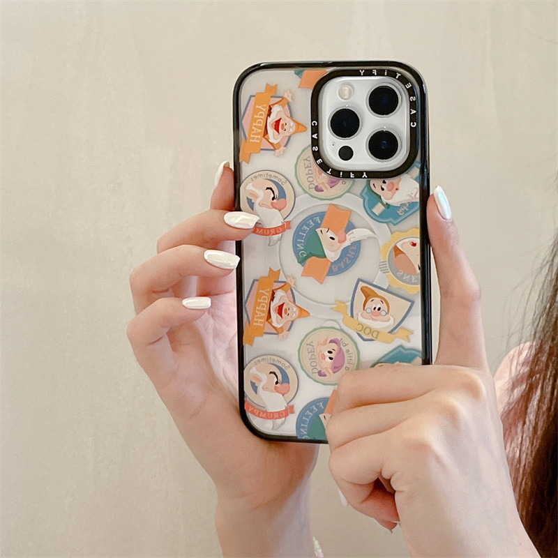 CASETi Collaboration เคส iPhone คนแคระน้อยเข้ากันได้กับ iPhone 16/15/14 Pro/13/12 Pro Max/11 เคสโทรศัพท์ชาร์จแม่เหล็กการ์ตูน