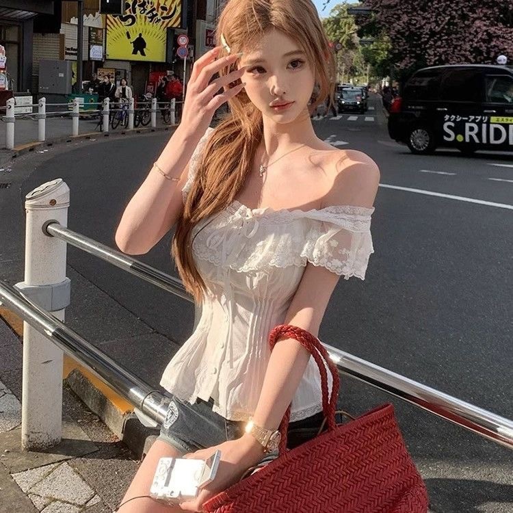 เสื้อเชิ้ตเย็บลูกไม้ไหล่เดียวสไตล์ฝรั่งเศสสำหรับผู้หญิง ฤดูร้อน สไตล์ใหม่ สลิมฟิตเอวแคบ