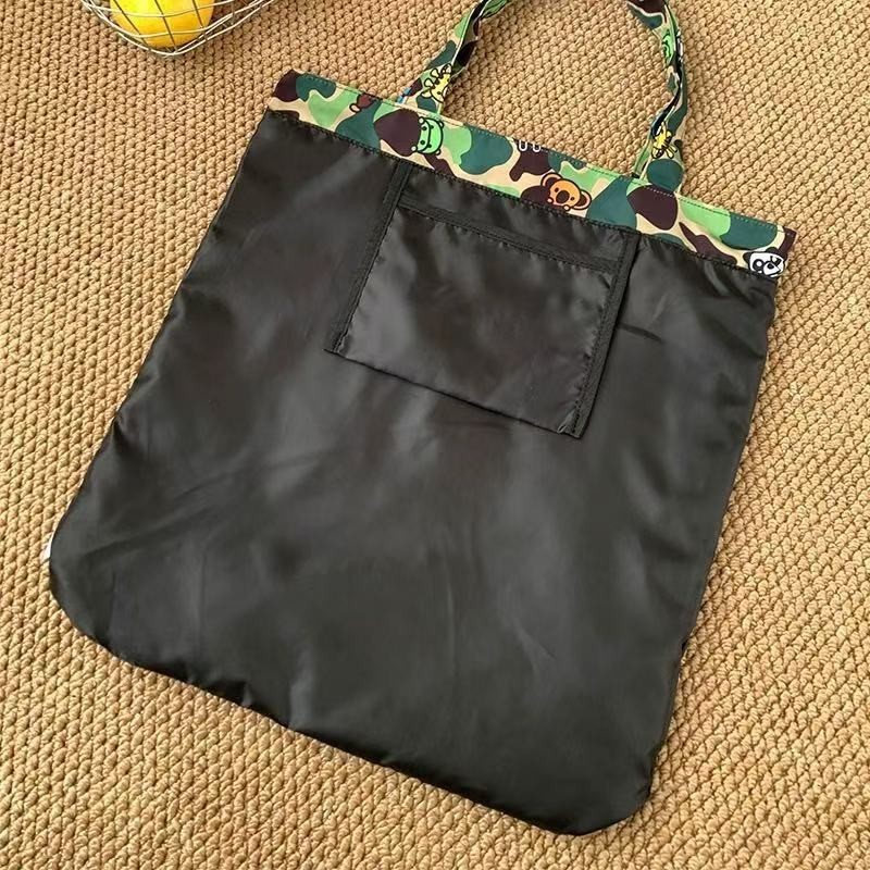 กระเป๋าโท้ตลายพรางสีเขียวคลาสสิกพร้อมตุ๊กตาการ์ตูนลิงน้อย - รูปที่ 7