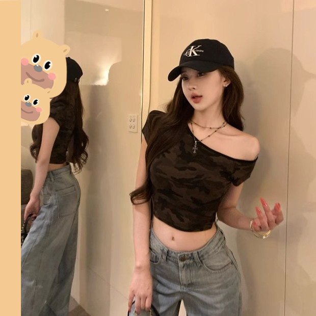 🎀bearbra🎀เสื้อยืดเปิดไหล่ เสื้อเปิดไหล่ ปาดไหล่พับ เซ็กซี่ ทรงเข้ารูป ฤดูร้อนสไตล์ใหม่ Slim-fit สบาย Top ผ้าไหล่เอียงคอเสื้อยืดผู้หญิง