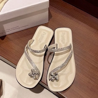 รองเท้าแตะหูหนีบ ทรงสวย ใส่แล้วเท้าเรียวยาว