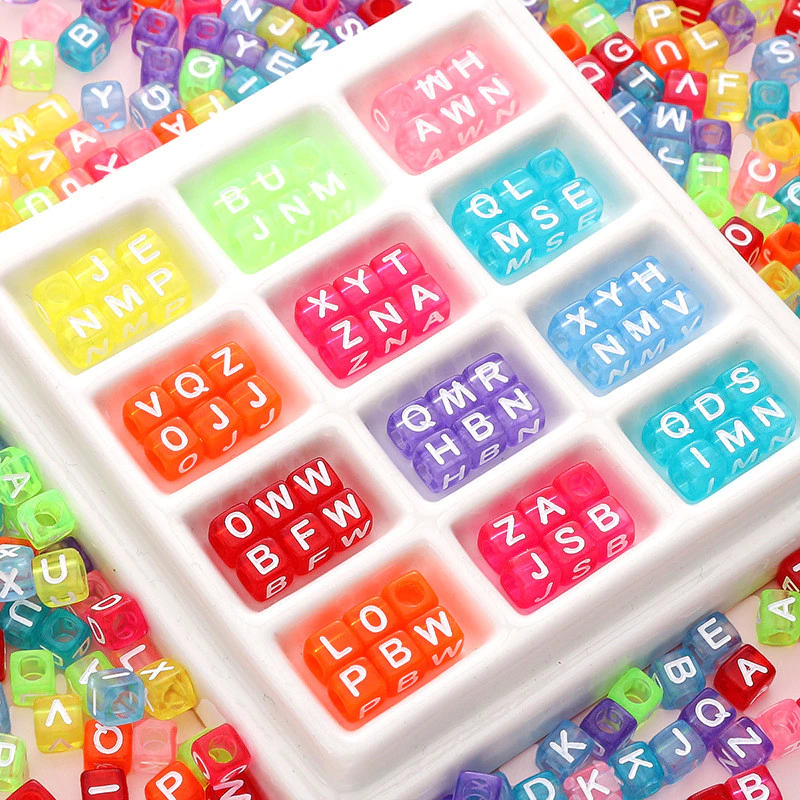 [6x6 มม.] 100 ชิ้นอะคริลิคภาษาอังกฤษลูกปัดจดหมายสุ่มลูกปัดโปร่งใสที่มีสีสันสแควร์ลูกปัด DIY Handmade