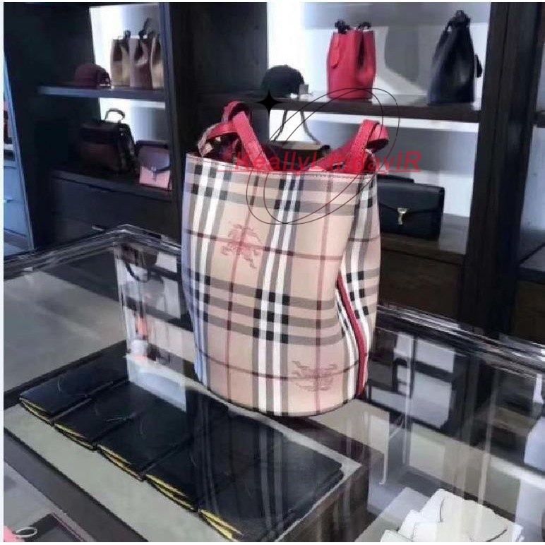 กระเป๋า BURBERRY Warhorse Classic Bucket Bag
