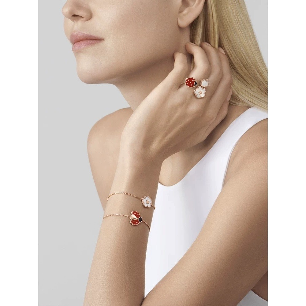 Bracelet van Cleef แบบดอกพลัมสีชมพู ทำจากทองคำขาว 18K ซีรีย์ Lucky Spring