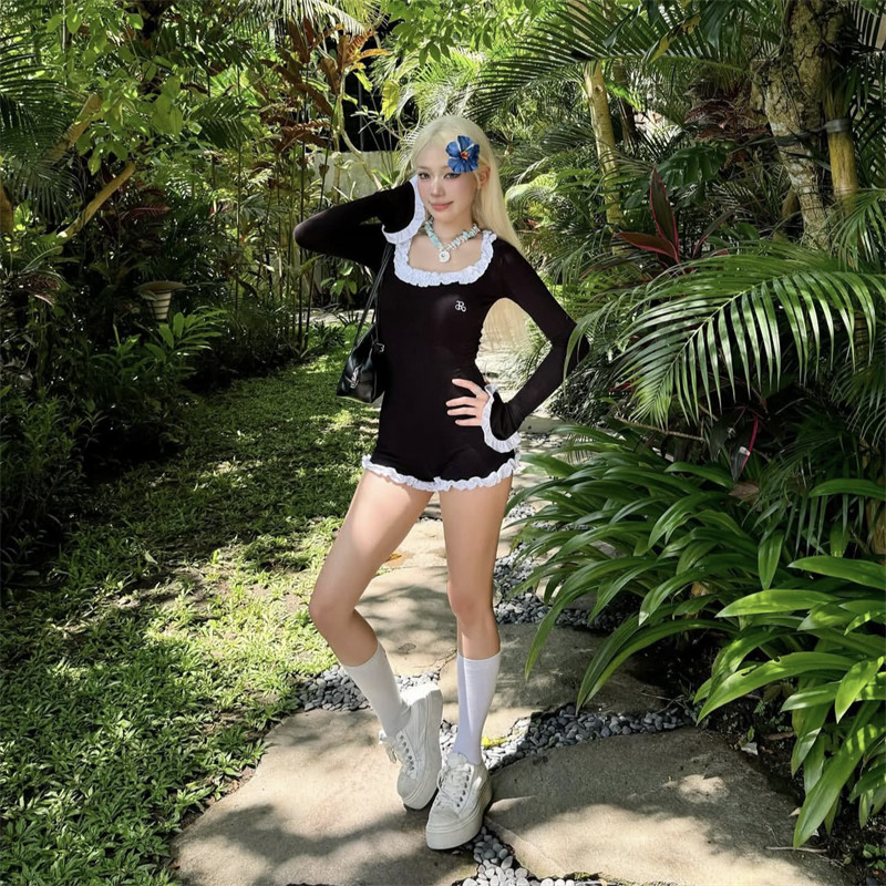 Gwenny M-XL ชุดว่ายน้ําเกาหลีชุดว่ายน้ําชิ้นเดียวผู้หญิงวันหยุดอนุรักษ์นิยมสีดํา