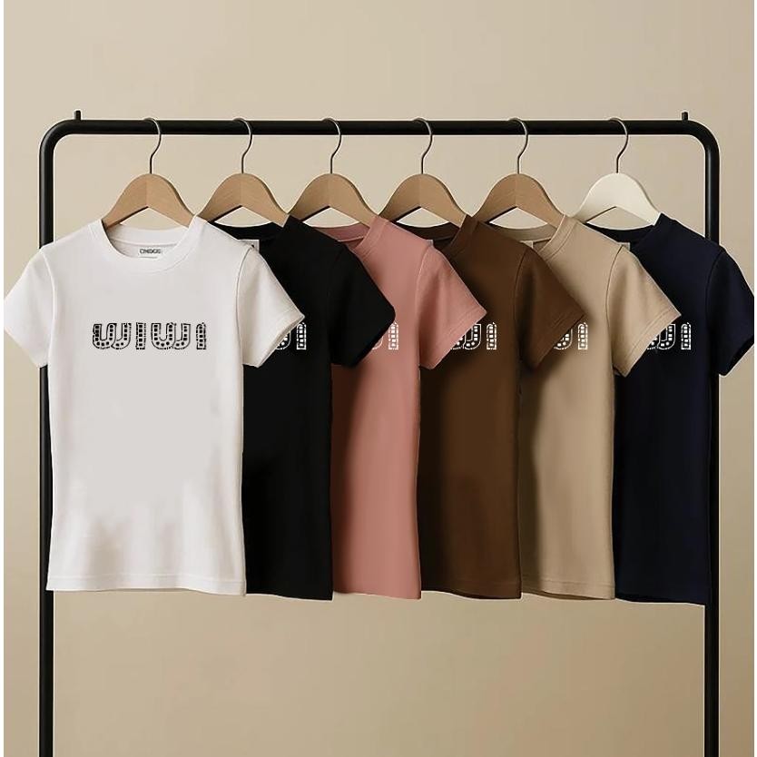 เสื้อยืดผู้หญิง เสื้อรัดรูป ทรง คอกลมแขนสั้น สกรีนI ทรงสวย งานตามหา ผ้ายืดร่องคอตต้อน และบางตะกร้ามีเนื้อท็อฟดาย