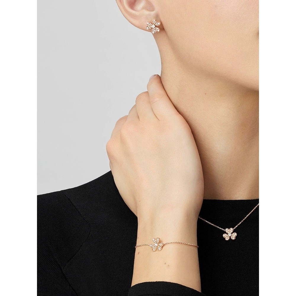 สร้อยคอมูลนิธิ Van Cleef & Arpels Collection Frivole Series ในแบบ Rose Gold 18K พร้อมลวดลาย Clover
